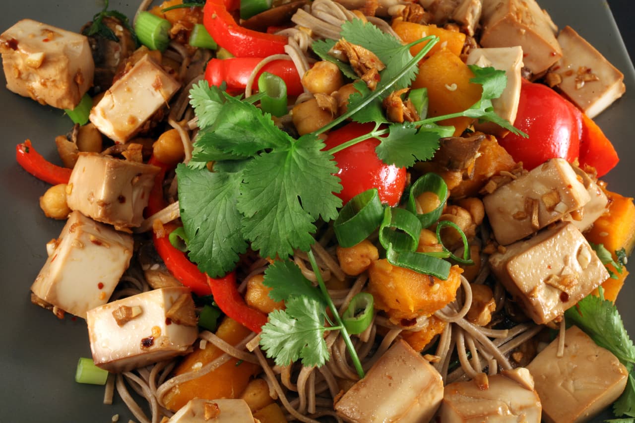 Tofu. En el mercado lo puedes encontrar ahumado o en diferentes texturas.