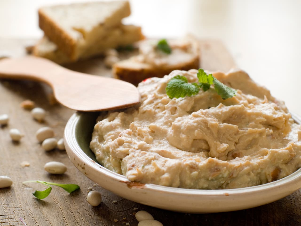 Humus. El humus ha cobrado gran popularidad, su ingrediente básico son los garbanzos. Es un alimento del Medio Oriente, a la mezcla también le agregan limón, aceite de oliva y tahini que es la pasta de sésamo.