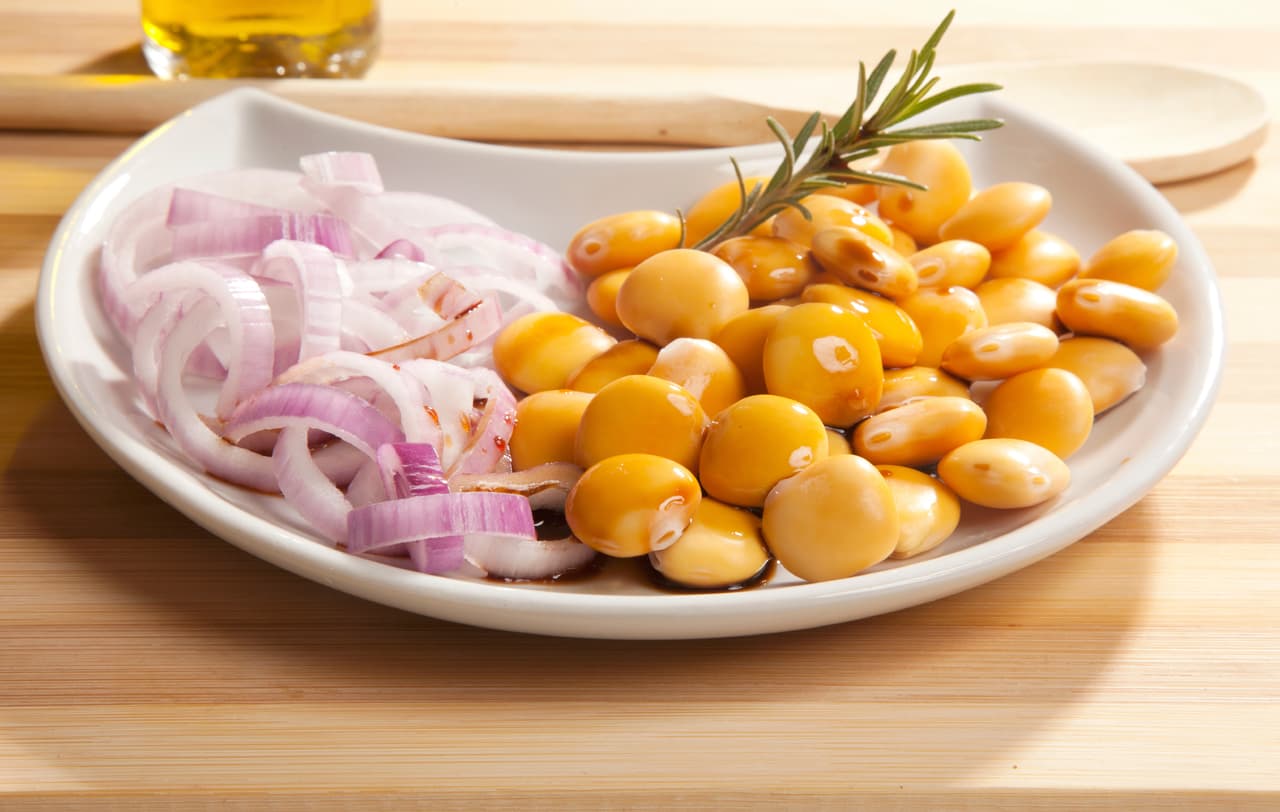 Es rica en proteínas, vitamina C, B1 y minerales como magnesio. Por su harina que está exenta de gluten la utilizan como ingrediente para enriquecer hamburguesas o patés vegetales. No esperes más y experimenta con ella.