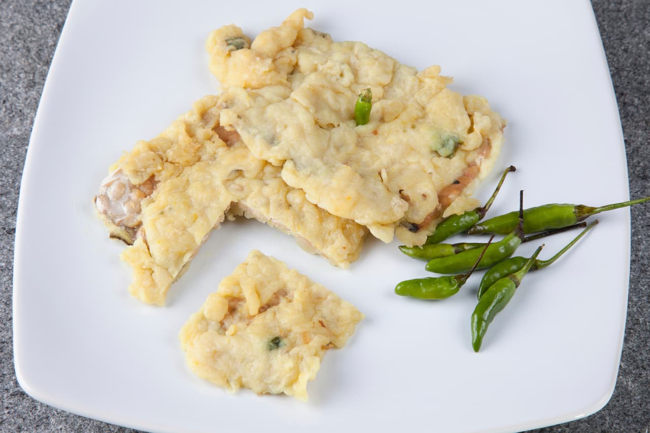 Tempe. El tempe es un alimento de Indonesia y es una pasta de granos de soja entera fermentada por un hongo del género “rhizopus”. Contiene toda la riqueza de la soja, pero gracias al proceso de fermentación se digiere mejor.