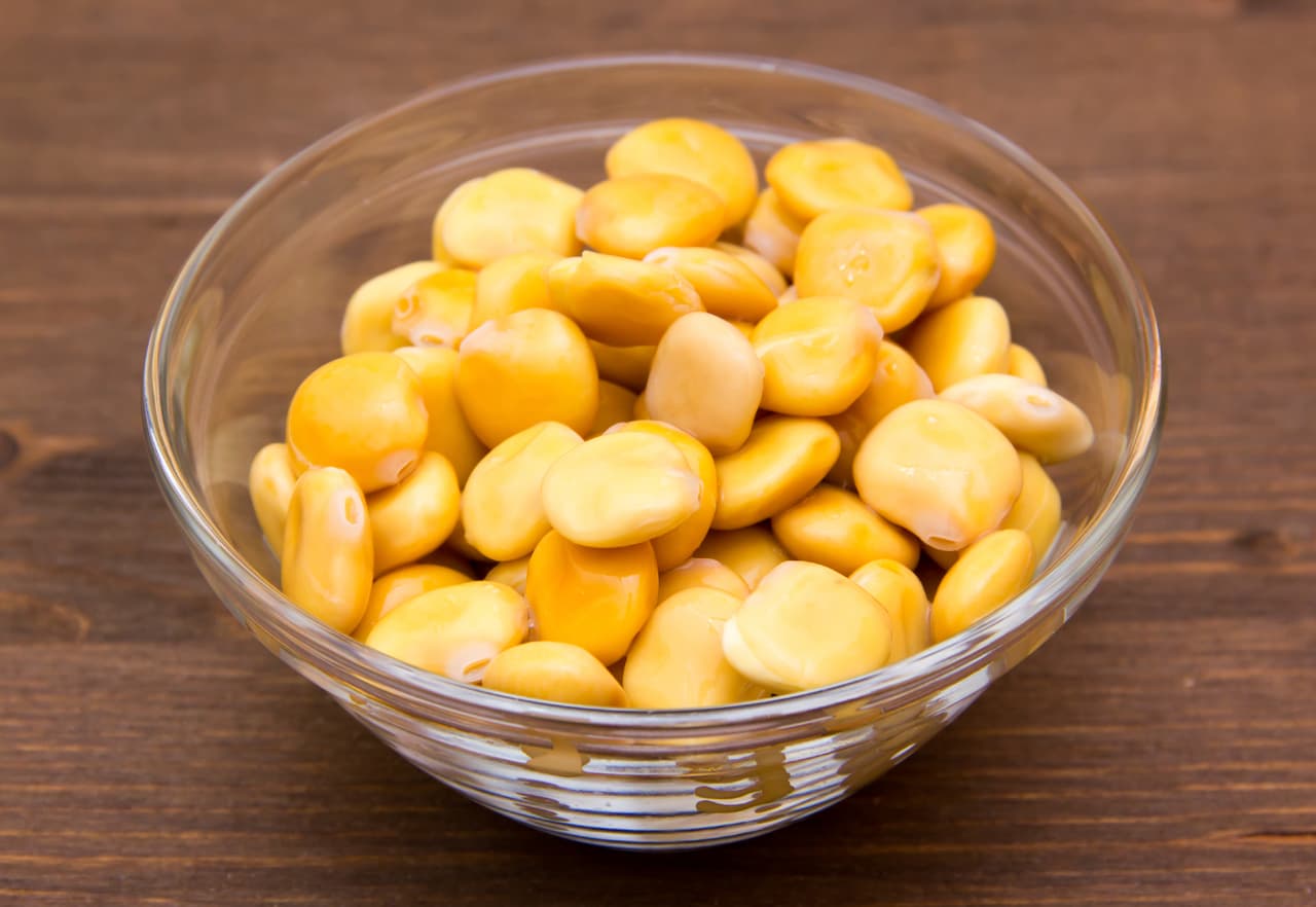 Altramuz. Tal vez esta legumbre no lo conozcas mucho, es amarilla y es una excelente opción para dejar descansar un poco al cuerpo de la carne, pues resulta deliciosa en guisos con verduras.