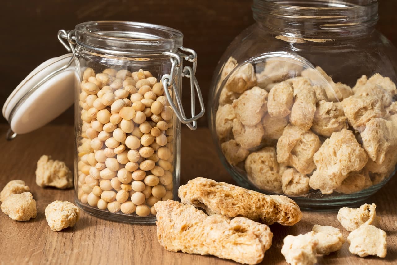 Soja texturizada. El aspecto de la soja texturizada puede imitar a la carne picada, lo mejor de todo es que absorbe muy bien el sabor de los condimentos.