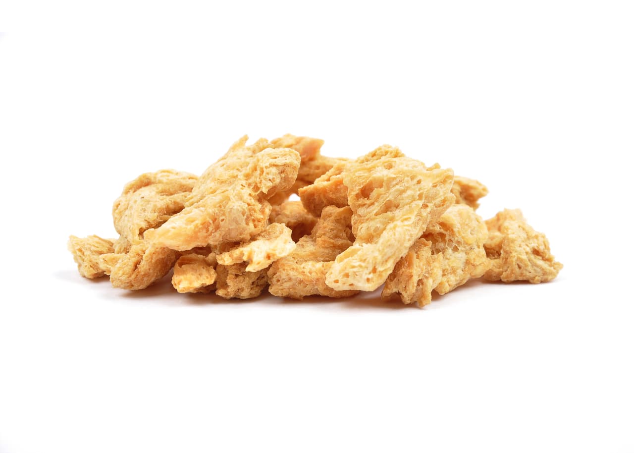 ¿Quieres saber más? La soja texturizada es una fuente de proteínas y contiene sustancias bioactivas como las isoflavonas. Algunas recetas que puedes preparar con la soja son unas albóndigas vegetales, croquetas o salsas. Es más fácil de usar porque solo necesitan que se remojen un poco.