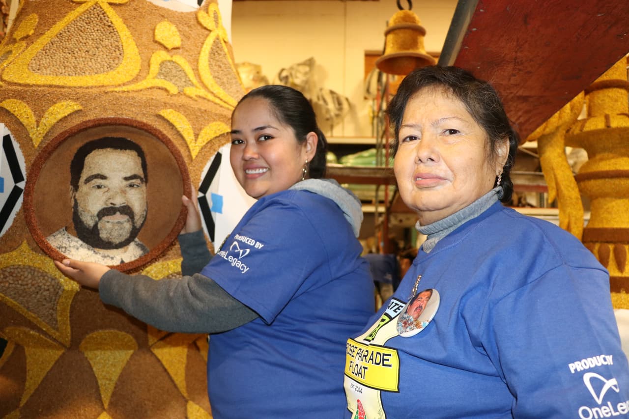 Paulina Guevara Mendoza sostiene el retrato de su padre, Javier Guevara Sánchez, quien murió a causa de la diabetes y se convirtió en donador de órganos cuando a ella le trasplantaron un riñón. El esposo de María Mendoza (a la derecha) también se convirtió en un donador de órganos y sus tejidos ayudaron a más de treinta personas.