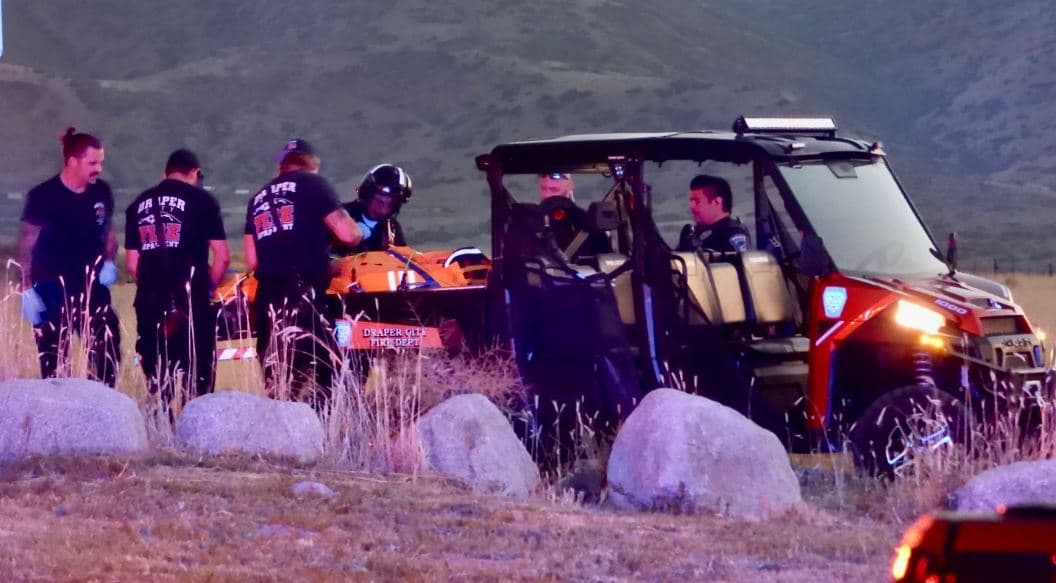 Aseguraron al paciente para poder regresar a la zona donde se encontraban todos los demás elementos de rescate para subirlo en un jeep y trasladarlo de inmediato a un hospital.