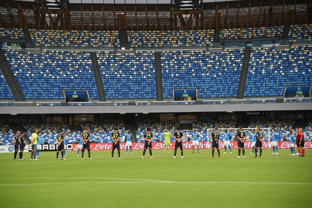 La primera falta cae sobre Fabián Ruiz por parte de Milánn Badejl