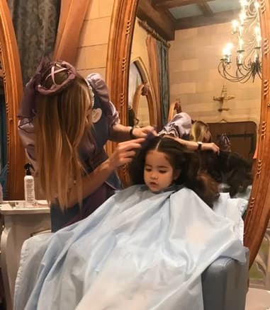 Uno de los deseos de Baby Giulietta fue que la caracterizaran como su personaje favorito y no faltaba más, sus papás le dieron el gusto en el salón de belleza de princesas.