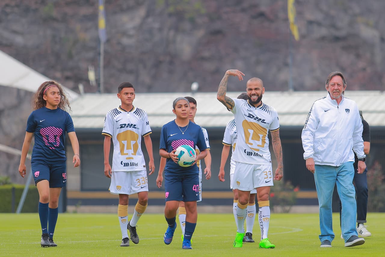Así fue la presentación de Dani Alves ante la afición de Pumas en Cantera; el brasileño eligió el número 33.