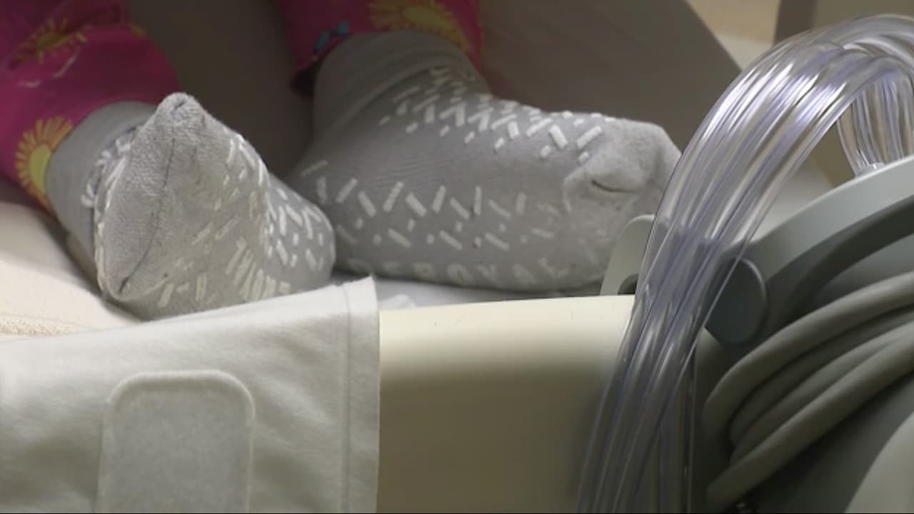 Virus respiratorio sincitial: ¿qué es la enfermedad que satura los hospitales pediátricos de Chicago?