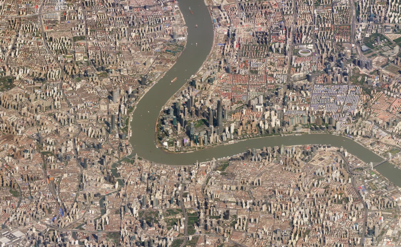 <b>Shanghái</b>. La ciudad más poblada de China, con unos 24 millones de habitantes, es atravesada por el serpenteante río Huangpu.