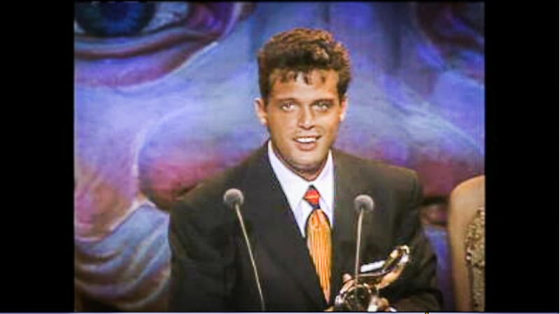 En tanto, Luis Miguel recibió su tercer premio de esa noche por el Video del Año con 'La media vuelta'.
