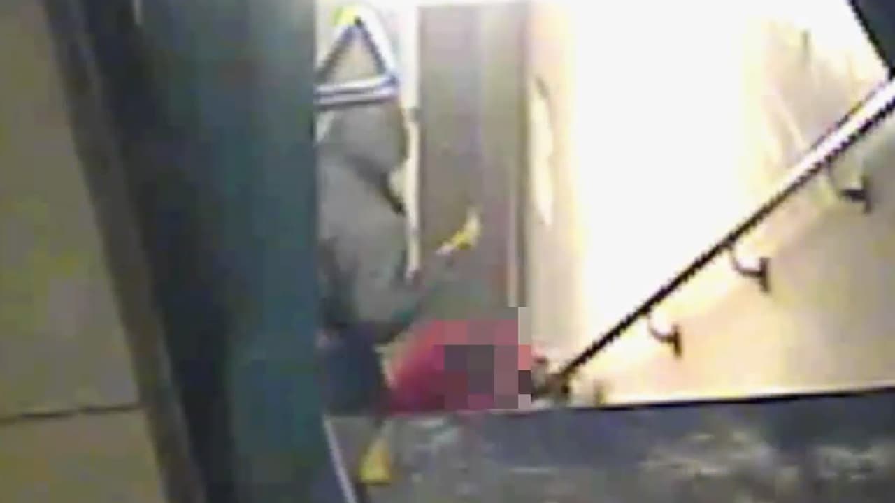 <b>Asalto a martillazos. </b> El 24 de febrero, un sospechoso atacó con un martillo a una mujer de 57 años en Queens Plaza cuando ella bajaba las escaleras. 
<a href="https://www.univision.com/local/nueva-york-wxtv/arrestan-al-sospechoso-de-atacara-una-mujer-en-el-subway">William Blount, la empujó hacia abajo</a>, le pegó con un bastón y con un martillo. La víctima resultó con el 
<b>cráneo fracturado, hemorragia cerebral y varios cortes en la cabeza</b>.