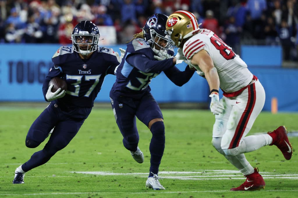 Ryan Tannehill conecta con A.J. Brown y concretan para 145 yardas y un TD en la remontada 17-20 sobre los San Francisco 49'ers.