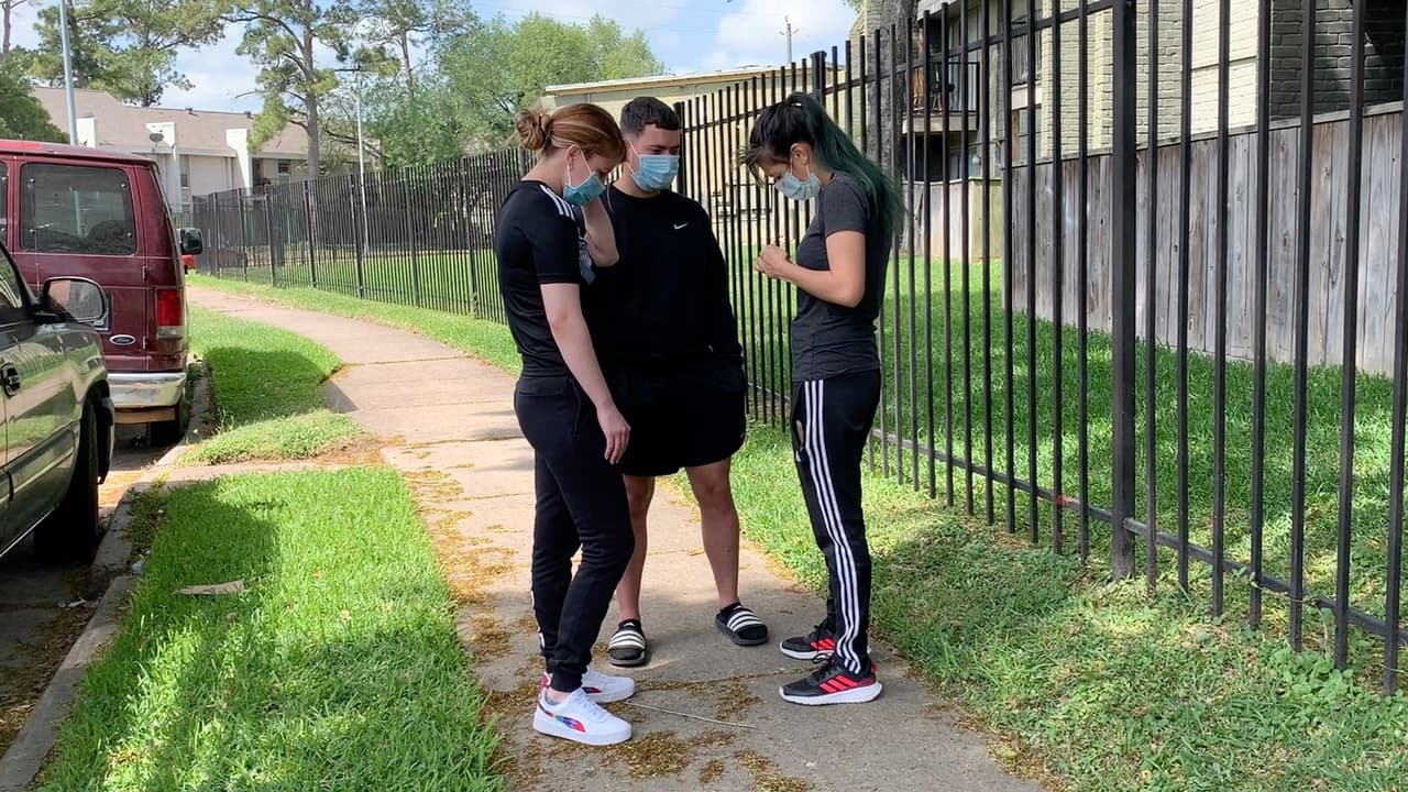 El caso del cadáver de una mujer que hallado dentro de una caja cerca del área donde ellos viven en el suroeste de Houston los mantiene muy angustiados. Sin embargo, las autoridades no han confirmado si se trata de la misma mujer.