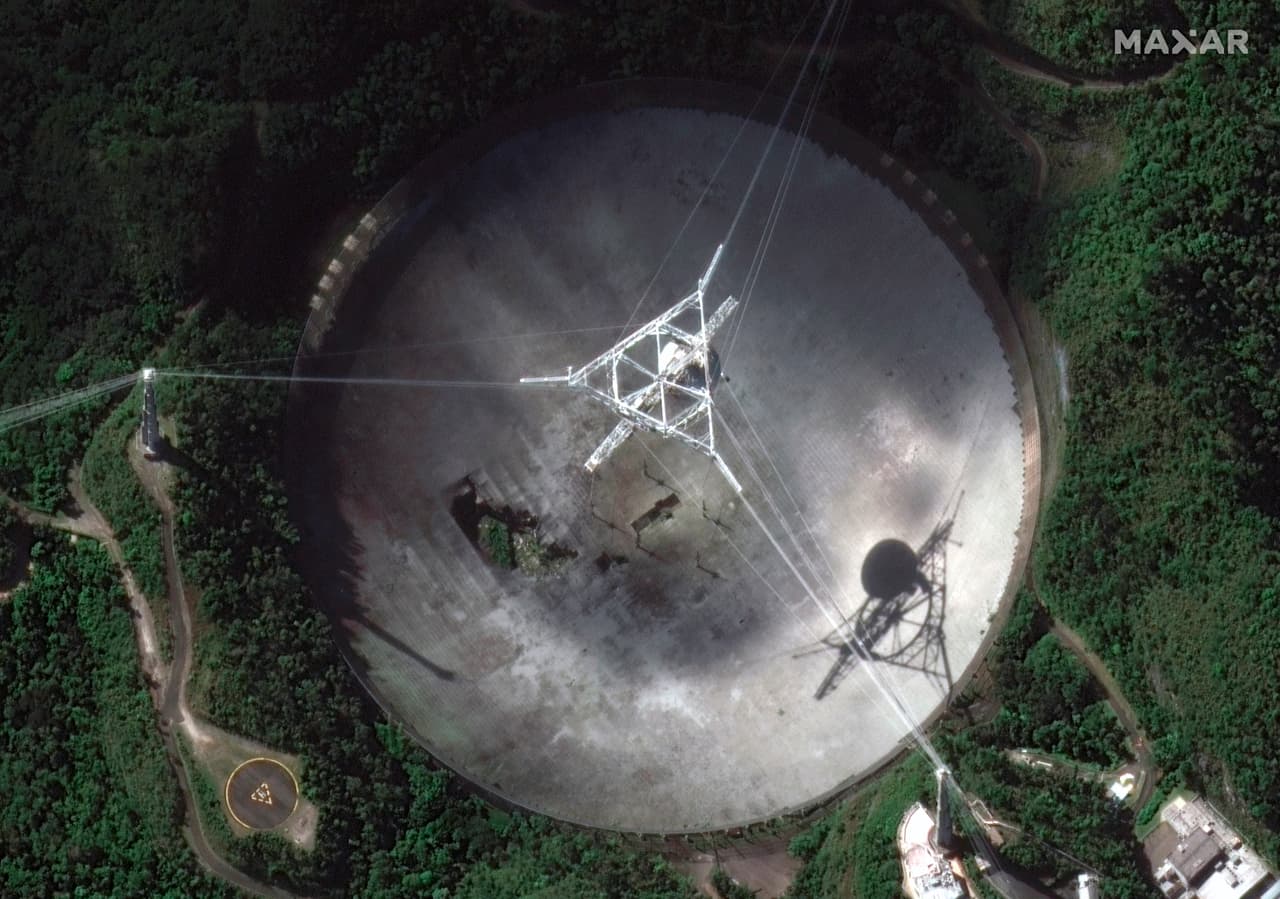 Una vista de satélite de la instalación en Arecibo. El adiós de este emblema de Puerto Rico supone dejar atrás lo que ha sido una parte fundamental para la comunidad científica mundial durante el último medio siglo.