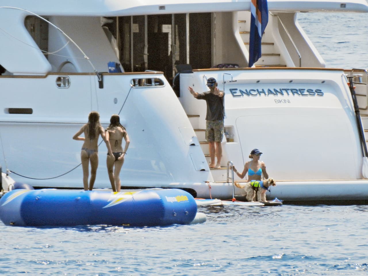 Se están divirtiendo es este hermoso yate.