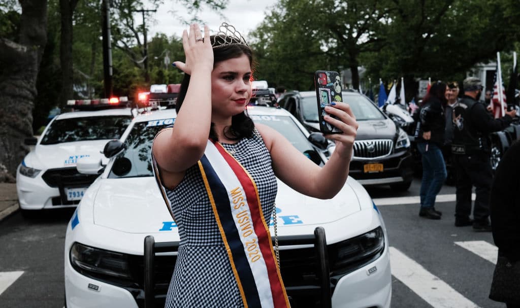Para el Memorial Day en el distrito de Staten Island de la ciudad de Nueva York decenas de automóviles, veteranos, políticos locales y casi 100 motocicletas se unieron al desfile anual. El evento de este año se produce después de un desfile más pequeño el año pasado que disminuyó en tamaño y en contacto de persona a persona debido al brote de coronavirus. En todo el país, las comunidades han dado la bienvenida a los eventos en honor a aquellos que perdieron la vida sirviendo en el ejército.