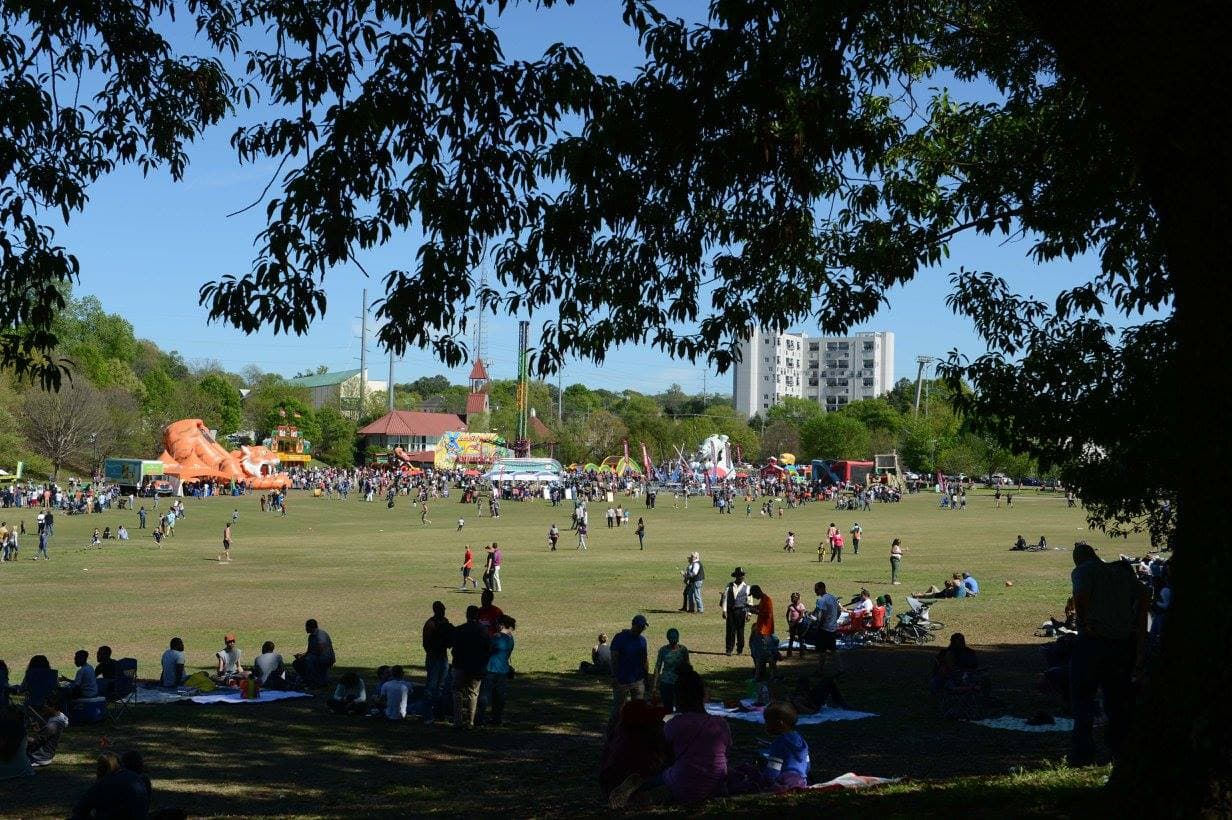 Además de las bellas artes para adultos y coleccionistas de arte, hay un 'Kids Village' que ofrece artes y manualidades, actividades interactivas, pintura de caras y más para todas las edades.