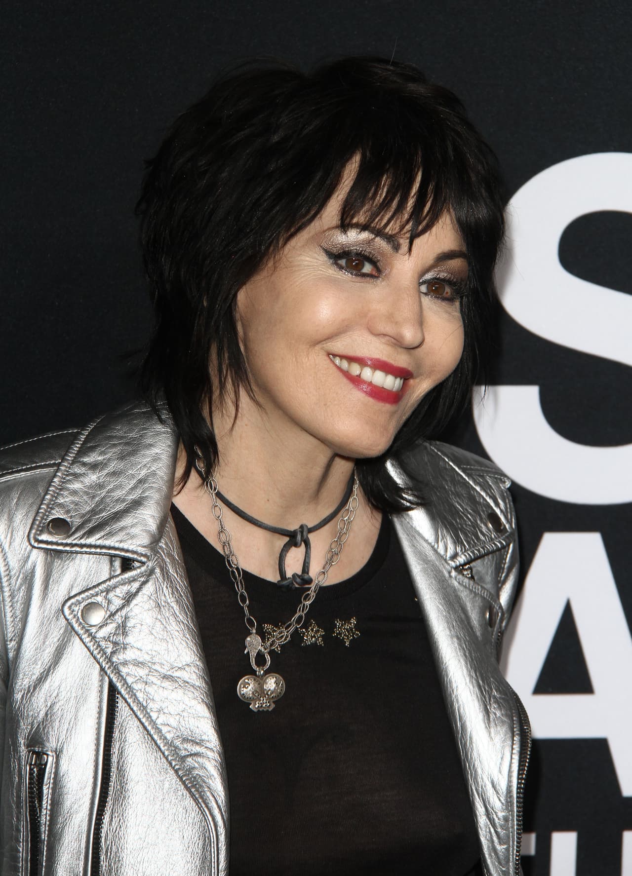 Joan fue de las primeras en aparecer en la alfombra y regaló una sonrisa para sus fans.