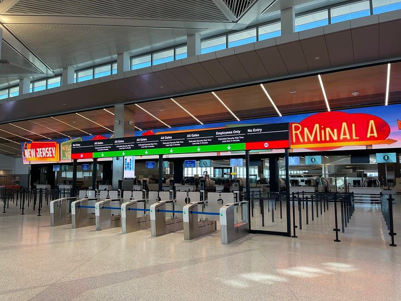 Newark Liberty actualmente proporciona puestos de trabajo para aproximadamente 19.250 personas empleadas directamente en el aeropuerto.