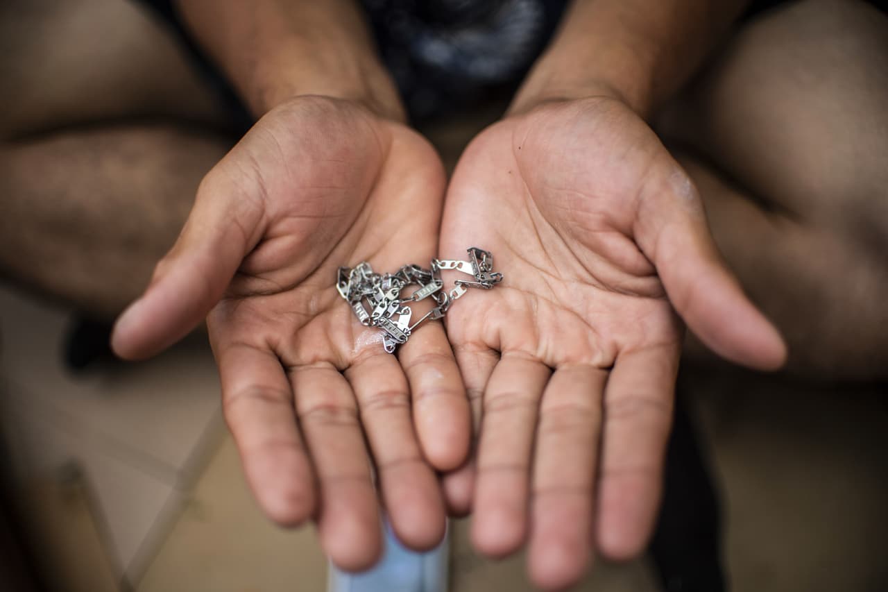 <b>Neri Valenzuela</b> salió de Honduras y su meta es llegar hasta Miami, Florida. Abandonó su país amenazado por la violencia de las pandillas. La pertenencia más valiosa que lleva consigo es una cadena de acero inoxidable. Huixtla, estado de Chiapas, México. 23 de octubre de 2018