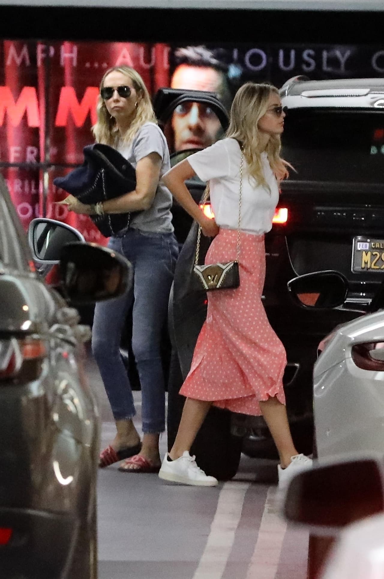 Al salir de la camioneta, quedó al descubierto que 
<b><a href="https://www.univision.com/famosos/exesposo-de-kaitlynn-carter-la-defiende-tras-las-criticas-que-ha-recibido-por-besar-a-miley-cyrus-fotos">las acompañaba Kaitlynn Carter (en falda)</a></b>, la amiga de Miley Cyrus con la cual fue sorprendida la semana pasada, besándose en Italia.