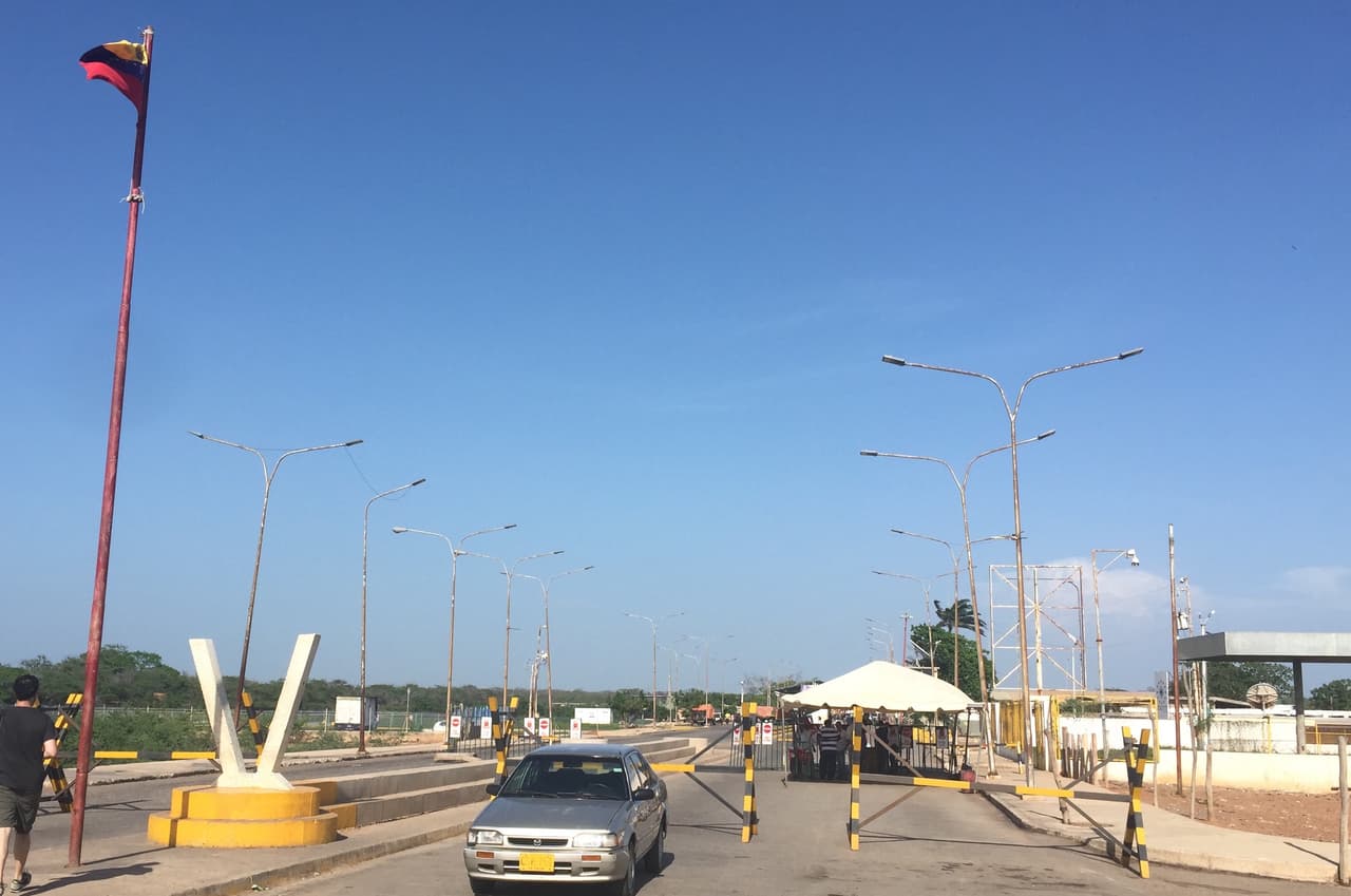 A pocos metros de la frontera cerrada entre Venezuela y Colombia, los vecinos cobran el paso por caminos alternativos.