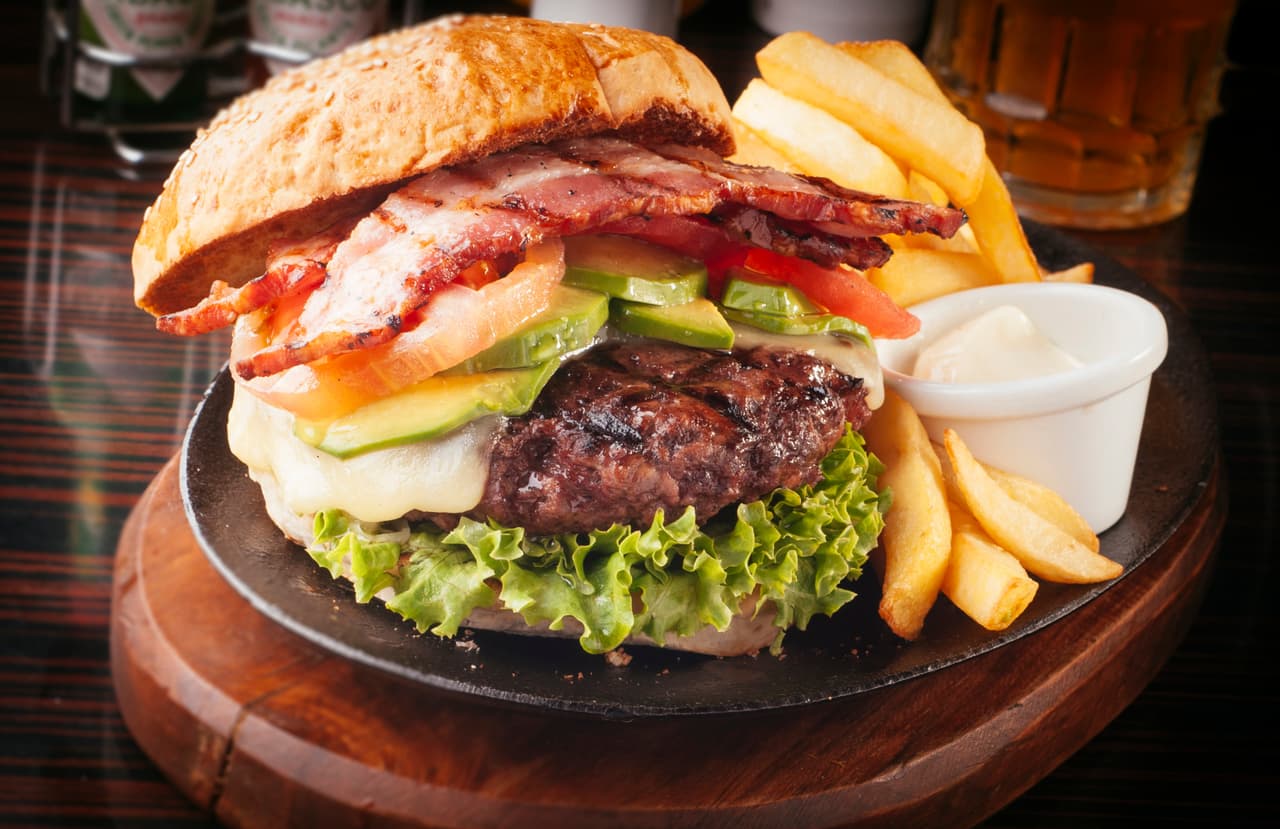 Estas son algunas recomendaciones pero sin duda la mejor hamburguesa del mundo es: la que tú preparas para esas ocasiones especiales. No olvides darle tu toque especial, tal vez se te ocurre hacer una combinación entre todas las recetas que te presentamos. Así que… experimenta en tu cocina y buen provecho.