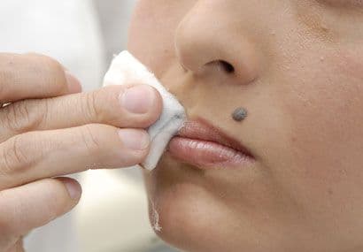 A decir de diversos especialistas en la belleza, los labios también deberían de entrar en nuestra rutina de belleza diaria.
<br>