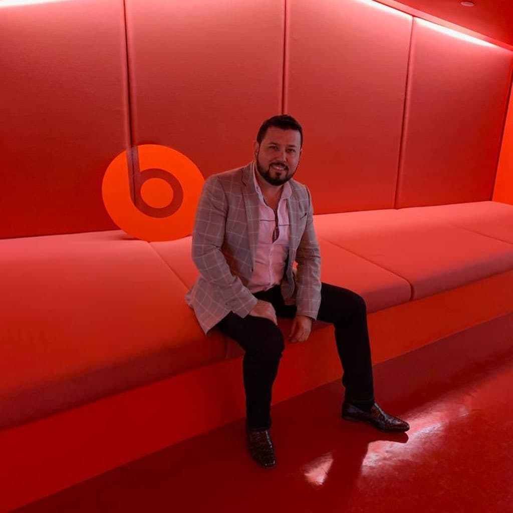 "Justo esto pasó cuando estábamos haciendo la oración afuera del hospital. Gracias mi Dios, 
<b><a href="https://www.univision.com/famosos/te-amo-madre-y-te-necesito-desesperado-roberto-tapia-pide-oracion-por-su-mama-claudia-fotos">los milagros sí existen</a></b>. Gracias también a todos los que han estado orando y a todos los que me acompañaron", escribió.