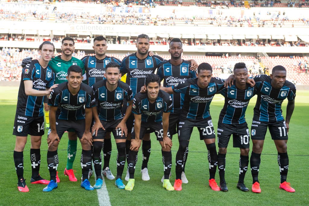 Para empezar, vale decir que los
<b>Gallos Blancos de Querétaro</b> ya no son de la propiedad de Grupo Caliente, sino que fueron vendidos a Gabriel Solares, exdirectivo de los Potros de Hierro del Atlante.