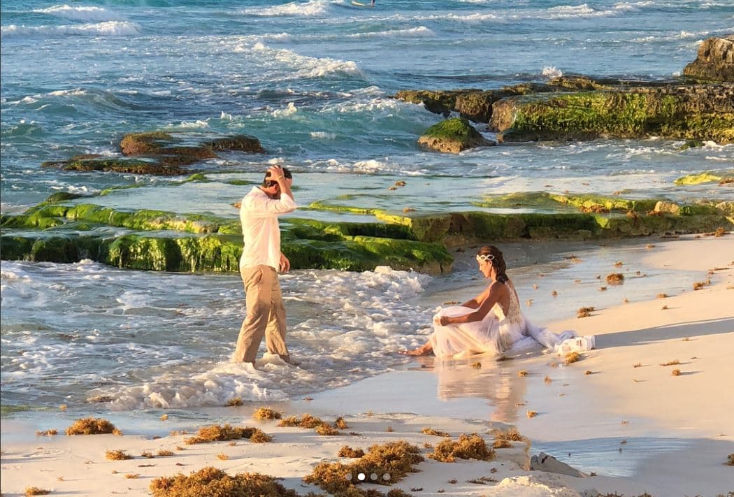 Los esposos, ya casados por 
<b>la ley de los hombres y los dioses, </b>bajaron a la playa para hacer las fotos entre piedras y olas.