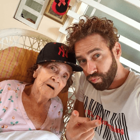 De acuerdo con sus redes sociales, esta imagen habría sido la última que Carlos compartió acompañado de su abuelita."¡Doña Pura, activa con los Yankees! Mi adoración", comentó el actor.