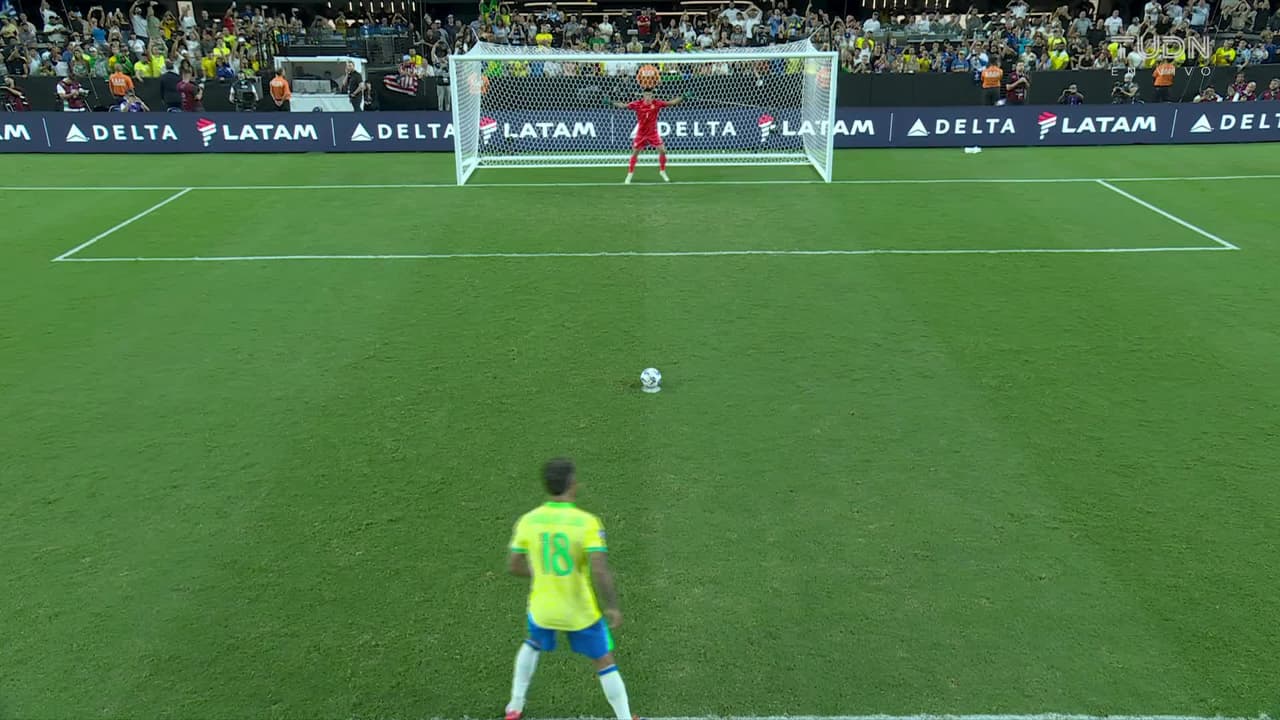 ¡CERCA! Douglas Luiz disparó que se estrella en el poste.