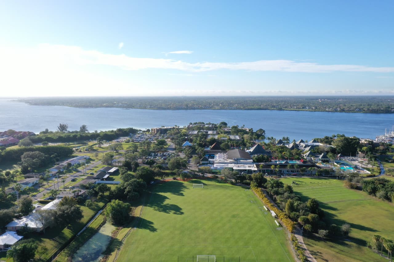 El complejo de entrenamiento es de 50 mil pies cuadrados.