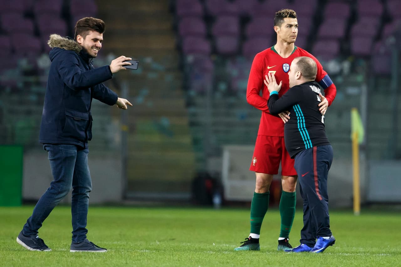 A falta de uno, fueron tres los aficionados que lograron pisar el césped del Stade de Genève en busca de una foto o un recuerdo del crack portugués, quien estaba de pocos amigos producto del pésimo partido que jugaba con su país.