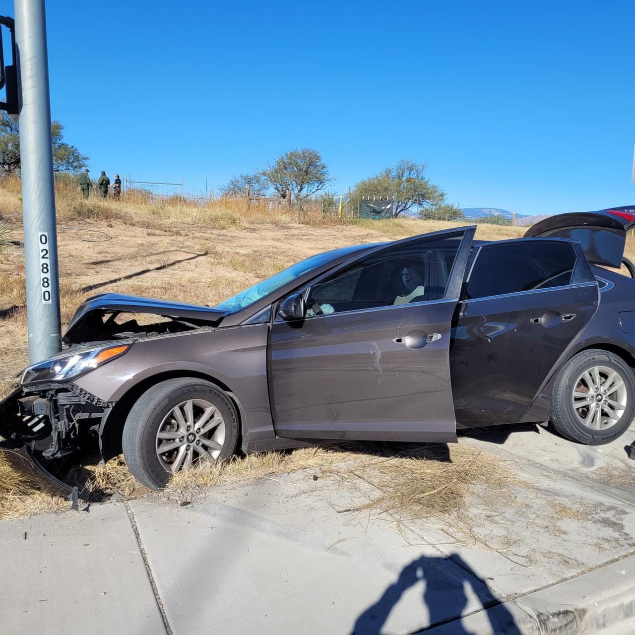 Dos menores de 16 años enfrentan cargos criminales después de impactar su vehículo cuando trataban de escapar de la policía.