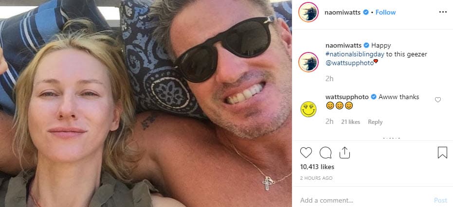 La actriz Naomi Watts dio a conocer una imagen al lado de su hermano Ben en donde se muestran muy relajados: "Feliz Día Nacional de los hermanos a este viejo Ben".