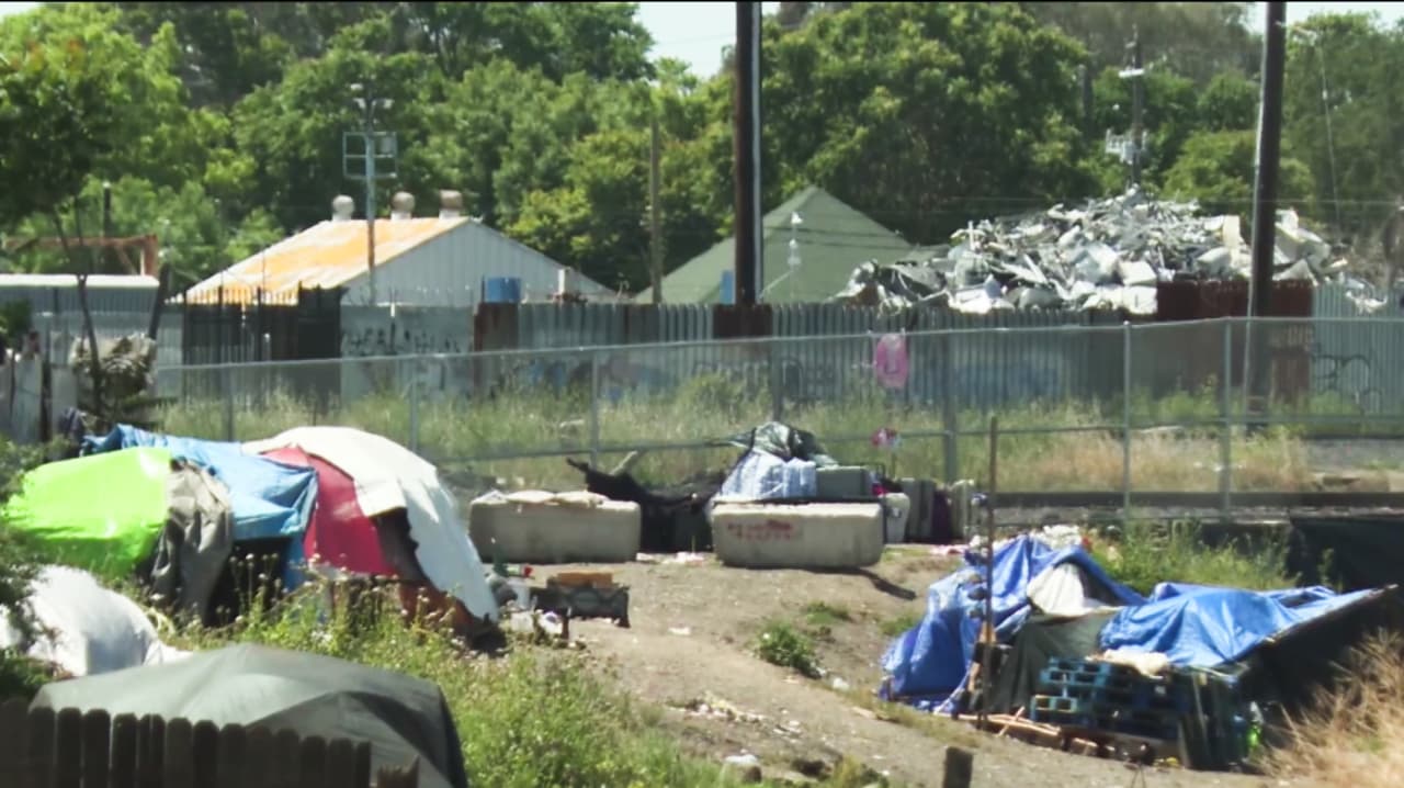 Vecinos alertan por campamento de personas sin hogar detrás de iglesia en el este de Stockton
