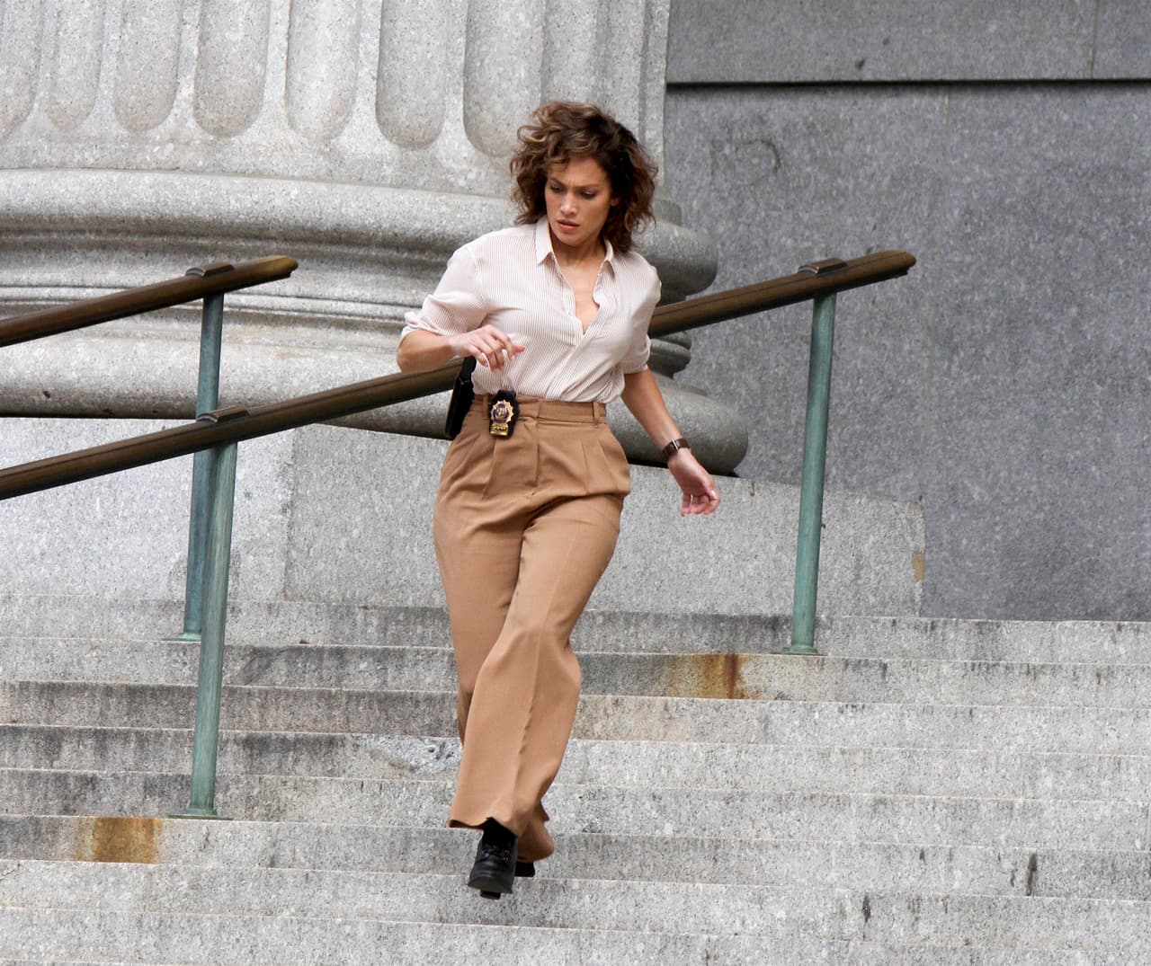 Pero no por tener una doble la López se salva de hacer escenas llenas de acción.