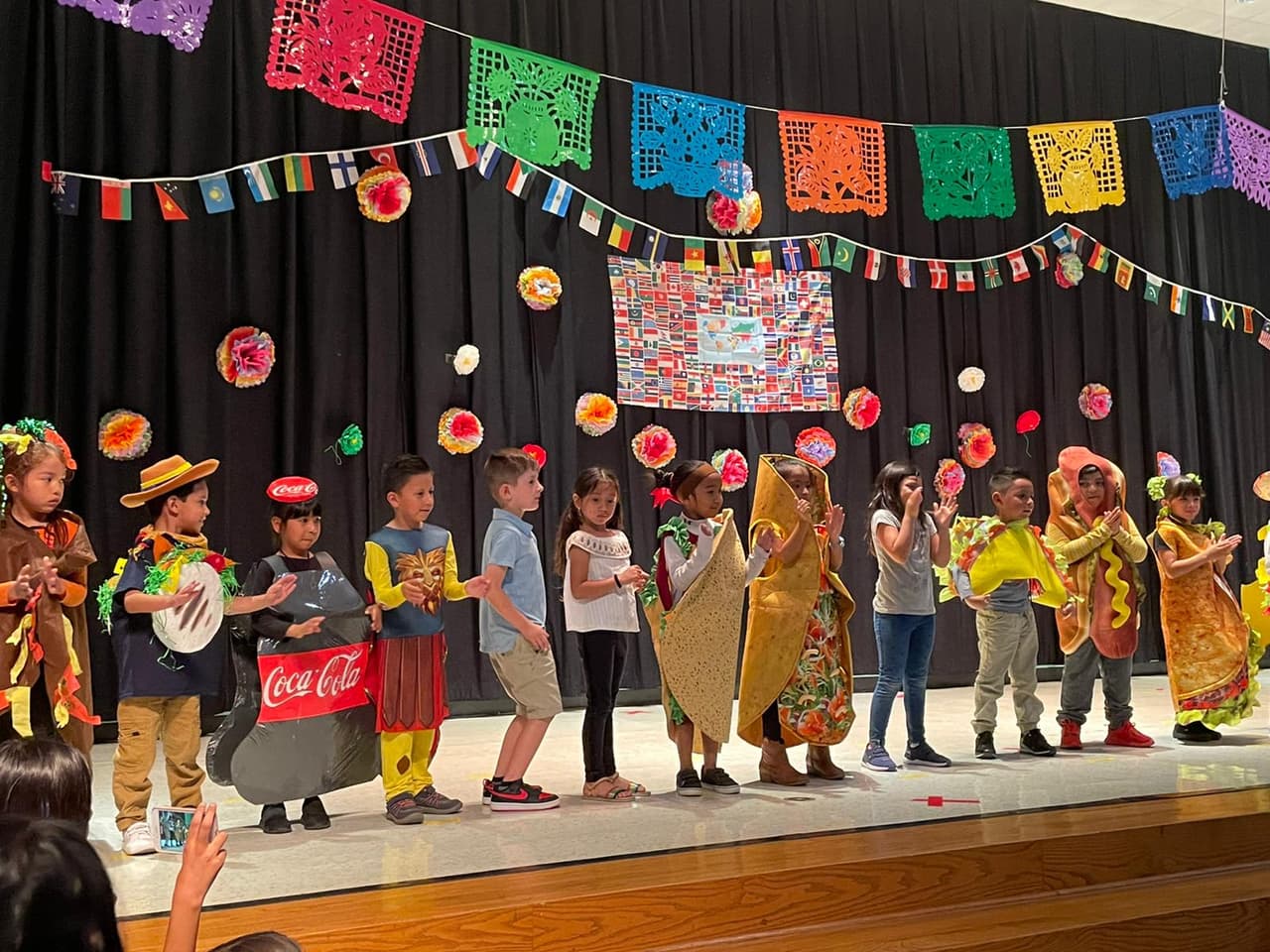 Los pequeños fueron disfrazados de las comidas típicas de México como por ejemplo de tacos, también otros vestían trajes de arepas.