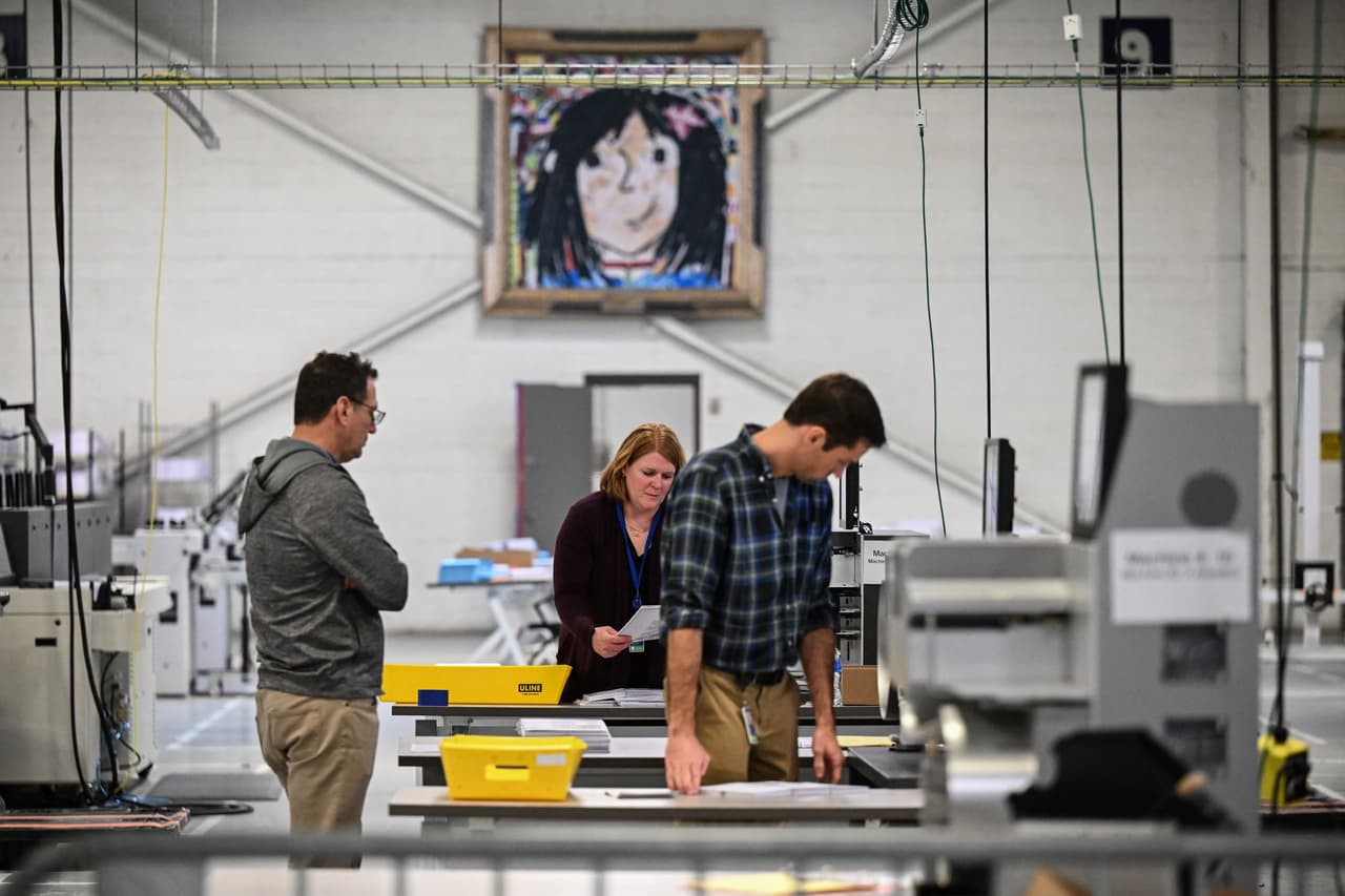 Las papeletas se cargan en una máquina contadora en un almacén electoral en las afueras de Filadelfia, Pensilvania, el 8 de noviembre de 2022.