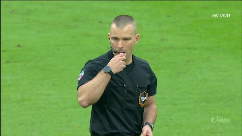 Arranca el partido y la pelota está en juego.