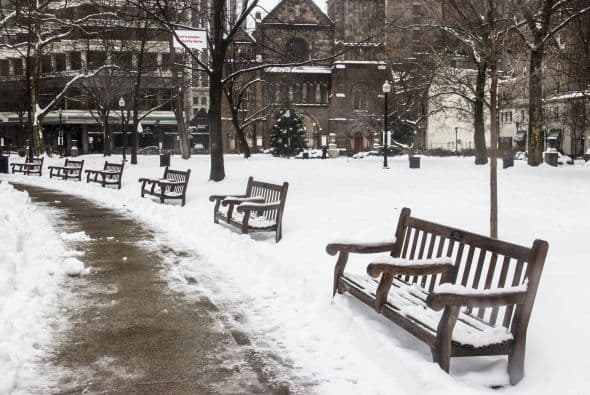 Imagenes de personas que salieron sin importar la tormenta de nieve en Filadelfia. Febrero marcó un récord de nieve que no se ha visto en 150 años.