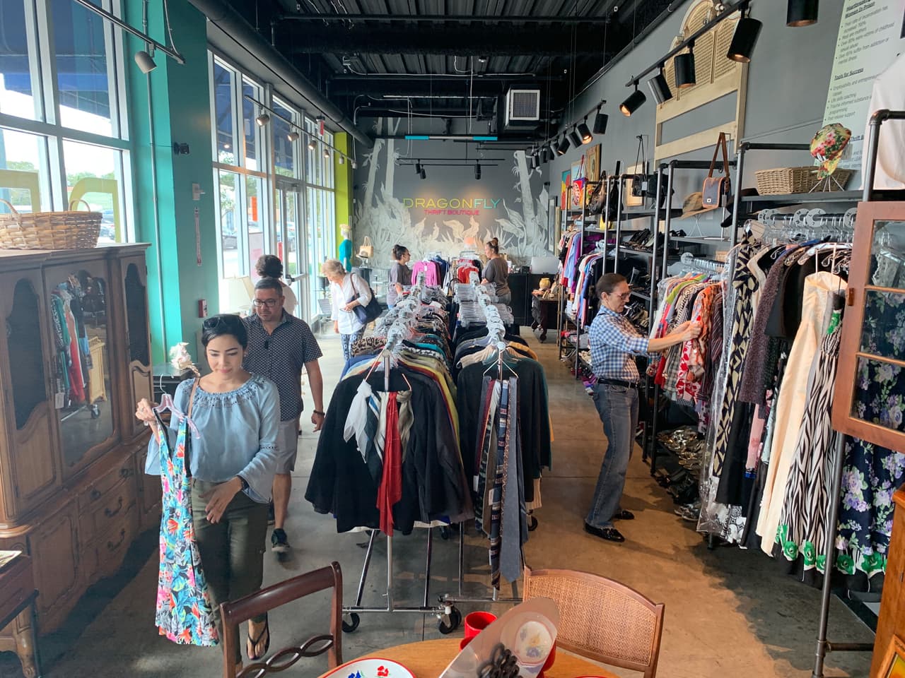 Una tienda de segunda mano da trabajo a mujeres que acaban de salir de prisión y un programa las ayuda a no volver