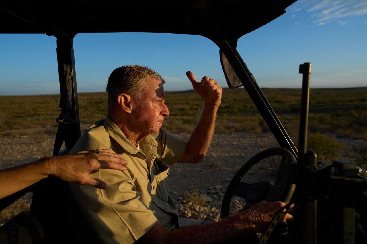 Lauren Allen apoya la mano sobre su esposo, John Allen, mientras conducen por su rancho, el viernes 25 de septiembre de 2026, en Comstock, Texas.