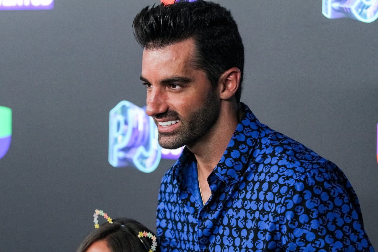 El también coreógrafo vistió una camisa de logos de la marca Louis Vuitton en azul sobre negro.