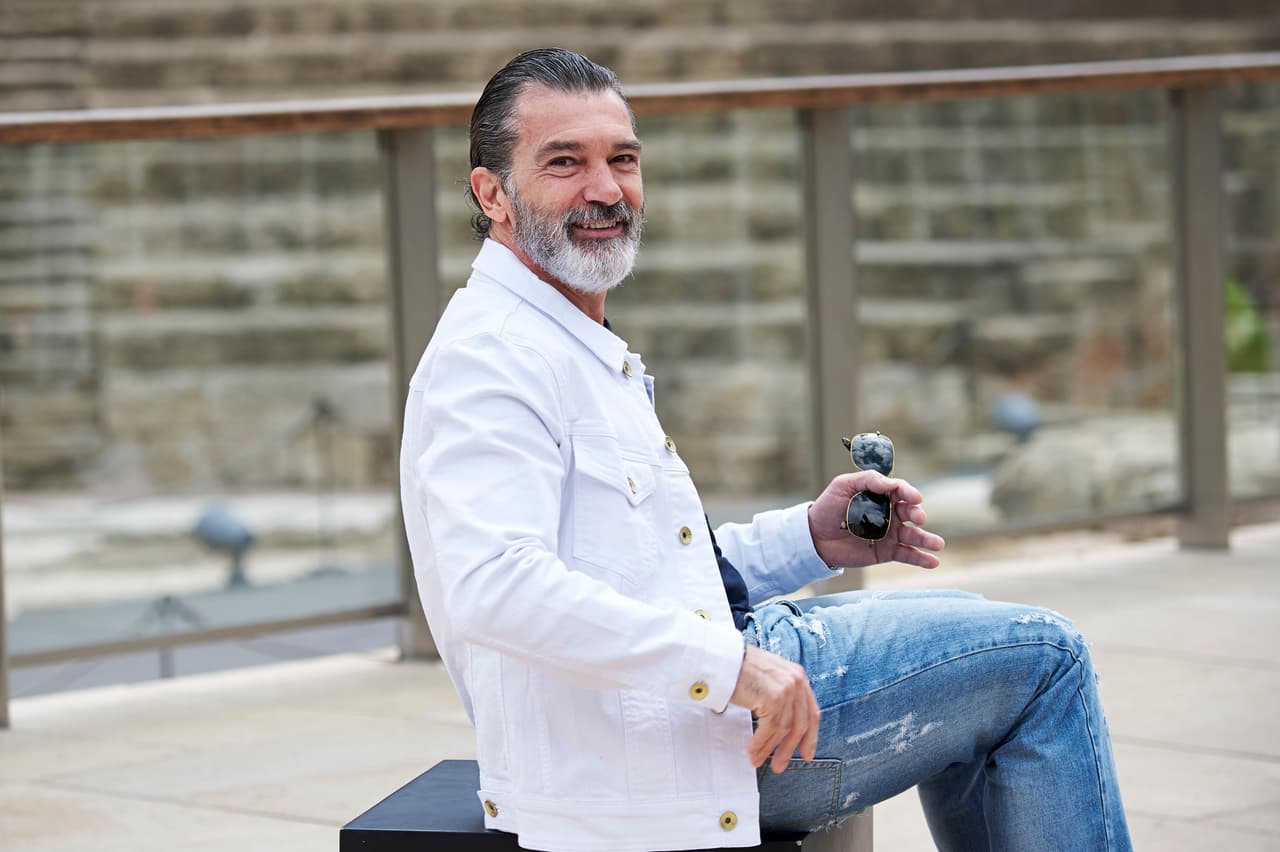 Antonio Banderas posa para la prensa antes de recibir el premio Biznaga de Oro Honorífica en el último día del Festival de Cine de Málaga, el sábado 25 de marzo.