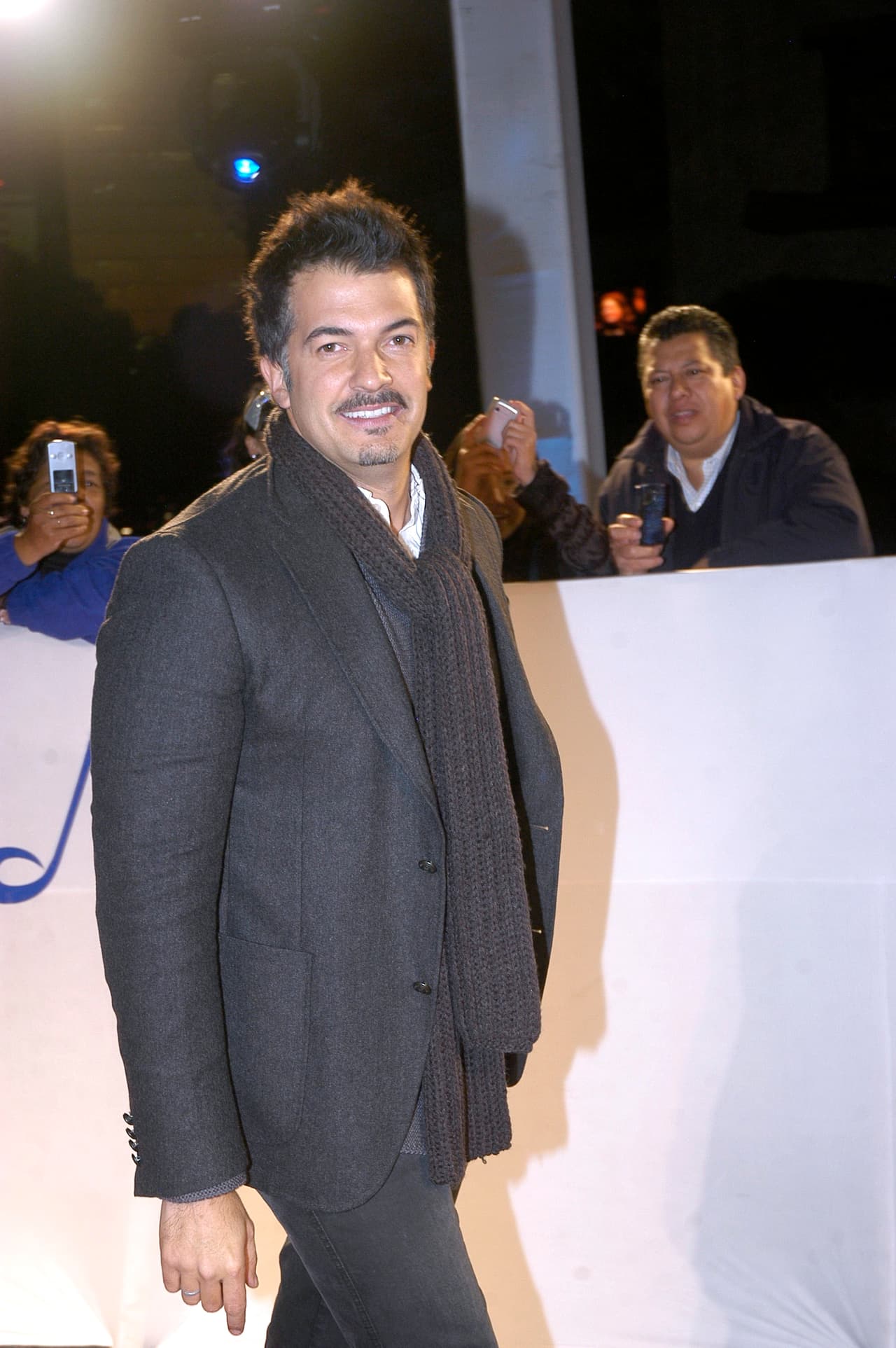 "Mi carta de voluntad anticipada ya está firmada, mis papás no sabían, 
<b><a href="https://www.univision.com/famosos/con-emotivas-fotos-fernando-del-solar-agradece-a-sus-companeros-tras-retirarse-de-la-tv-para-recuperar-su-salud-fotos" target="_blank">sí fue muy fuerte</a></b>", relató. 
<br>