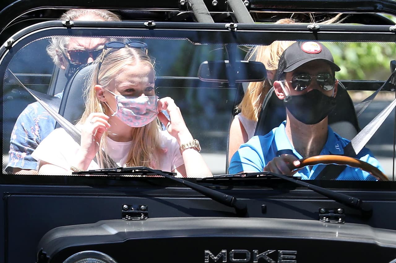 La pareja mantuvo el embarazo en muy bajo perfil, solo fue captada en una decena de ocasiones por paparazzi, que registraron no sólo el crecimiento de su vientre sino también la ropa que utilizó durante el desarrollo de su embarazo.